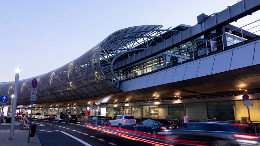 Terminal am Flughafen Düsseldorf in der Abenddämmerung