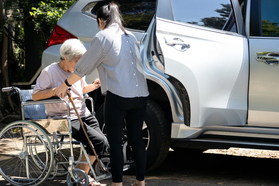 Krankenfahrten Lüdenscheid, einfühlsame Hilfe beim Einsteigen